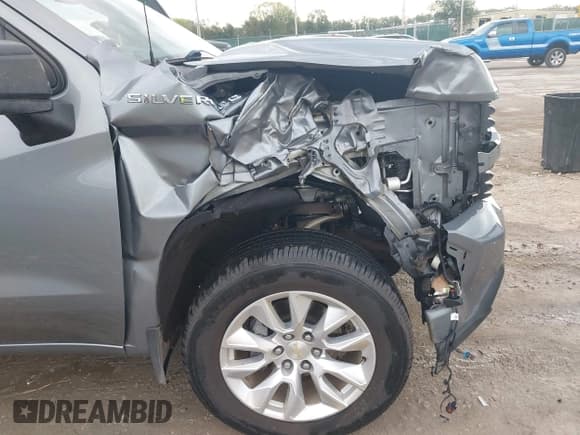 ✅ 2020 Chevrolet Silverado 1500 Custom • VIN: 1GCUYBEF5LZ143559 • Lot: 43338369. Wystawiony na IAAI z przebiegiem 76 697 mil. Bezpłatny archiwum sprzedaży aukcyjnych z USA i szczegółowy raport historii pojazdu na DreamBid. Zdjęcie 6.