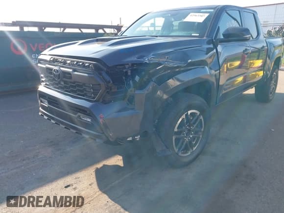 ✅ 2025 Toyota Tacoma SR • VIN: 3TMLB5JNXSM103411 • Лот: 42963505. Опубликован ранее на IAAI с пробегом 9 330 миль. Бесплатный доступ к архиву аукционных продаж из США и подробный отчёт об истории автомобиля на DreamBid. Изображение 6.