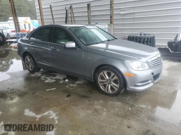 ✅ 2013 Mercedes-Benz C 250 Sport • VIN: WDDGF4HB4DG104052 • Lot: 85407905. Wystawiony na Copart z przebiegiem 133 077 mil. Bezpłatny archiwum sprzedaży aukcyjnych z USA i szczegółowy raport historii pojazdu na DreamBid. Zdjęcie 4.