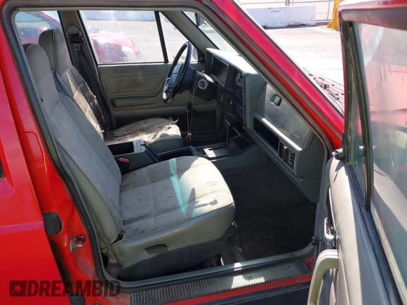 ✅ 1996 Jeep Cherokee Sport • VIN: 1J4FT68S0TL225719 • Lot: 42121351. Listed on IAAI with 237,602 mi. Free auction sales archive from the USA and detailed vehicle history report at DreamBid. Image 5.