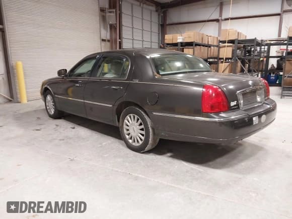 ✅ 2005 Lincoln Town Car Signature Limited • VIN: 1LNHM82W85Y624625 • Lot: 43806532. Listed on IAAI with 235,434 mi. Free auction sales archive from the USA and detailed vehicle history report at DreamBid. Image 3.