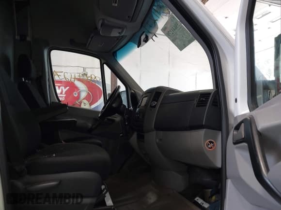 ✅ 2014 Mercedes-Benz Sprinter Cargo • VIN: WD3PE7DC2E5911044 • Lot: 39641279. Wystawiony na IAAI z przebiegiem 127 202 mil. Bezpłatny archiwum sprzedaży aukcyjnych z USA i szczegółowy raport historii pojazdu na DreamBid. Zdjęcie 5.