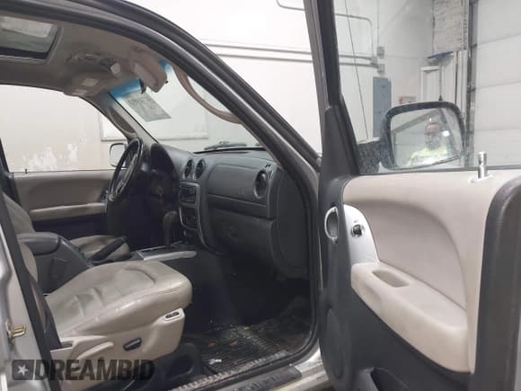 ✅ 2002 Jeep Liberty Limited • VIN: 1J4GL58K52W154223 • Lot: 41745933. Listed on IAAI with 225,588 mi. Free auction sales archive from the USA and detailed vehicle history report at DreamBid. Image 5.