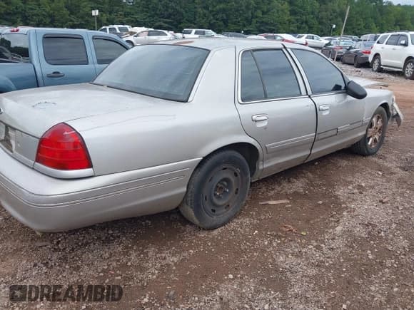 ✅ 2004 Ford Crown Victoria LX • VIN: 2FAFP74W54X120676 • Lot: 42989529. Wystawiony na IAAI z przebiegiem 128 413 mil. Bezpłatny archiwum sprzedaży aukcyjnych z USA i szczegółowy raport historii pojazdu na DreamBid. Zdjęcie 4.