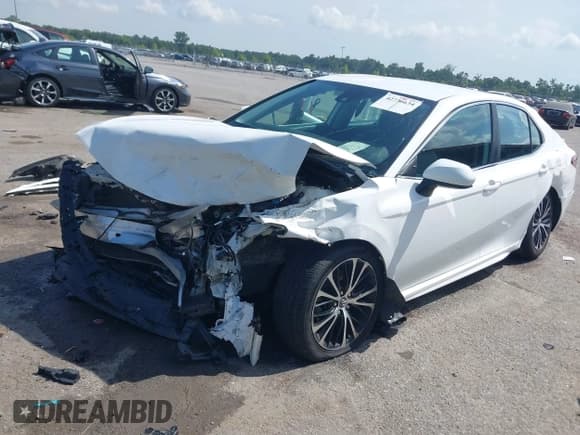 ✅ 2020 Toyota Camry SE • VIN: 4T1G11AK4LU872143 • Лот: 42736634. Опубликован ранее на IAAI с пробегом 111 329 миль. Бесплатный доступ к архиву аукционных продаж из США и подробный отчёт об истории автомобиля на DreamBid. Изображение 2.