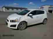 2013 Chevrolet Sonic LT z VIN 1G1JD6SB8D4245534, wystawiony jako Copart lot #53436155 z przebiegiem 137 645 mil mil oraz Szkoda całkowita • Salvage title. Historia ofert i sprzedaży dostępna na DreamBid. Obrazek 1.