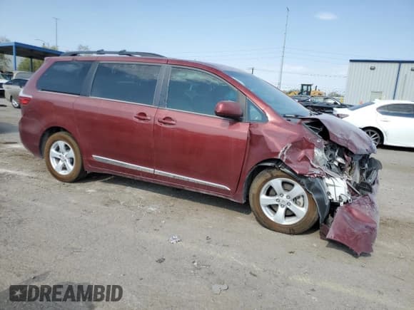 ✅ 2017 Toyota Sienna LE Auto Access Seat • VIN: 5TDKZ3DC6HS881638 • Lot: 64778585. Wystawiony na Copart z przebiegiem 69 829 mil. Bezpłatny archiwum sprzedaży aukcyjnych z USA i szczegółowy raport historii pojazdu na DreamBid. Zdjęcie 4.