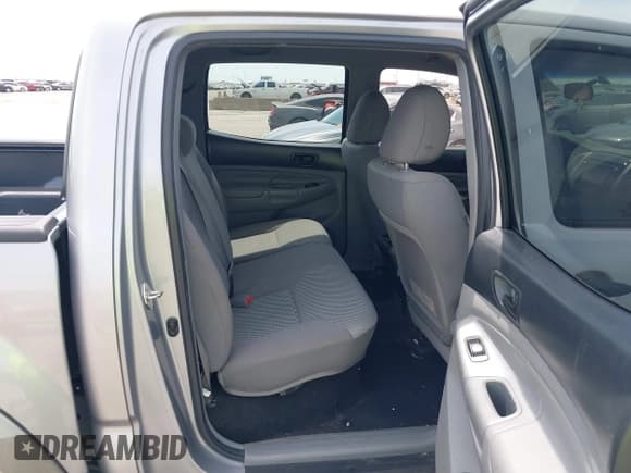✅ 2014 Toyota Tacoma PreRunner • VIN: 3TMJU4GN1EM173354 • Lot: 42021686. Listed on IAAI with 101,138 mi. Free auction sales archive from the USA and detailed vehicle history report at DreamBid. Image 8.