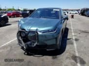 ✅ 2022 BMW iX xDrive50 • VIN: WB523CF07NCK56145 • Lot: 60202103. Wystawiony na Copart z przebiegiem 10 822 mil. Bezpłatny archiwum sprzedaży aukcyjnych z USA i szczegółowy raport historii pojazdu na DreamBid. Zdjęcie 12.