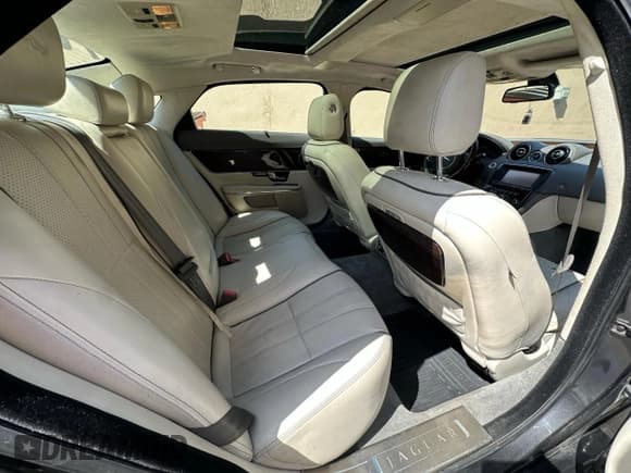 ✅ 2011 Jaguar XJ XJL • VIN: SAJWA2GB8BLV15633 • Lot: 92482215. Wystawiony na Copart z przebiegiem 115 725 mil. Bezpłatny archiwum sprzedaży aukcyjnych z USA i szczegółowy raport historii pojazdu na DreamBid. Zdjęcie 6.