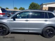 ✅ 2023 Volkswagen Tiguan SE R-Line Black • VIN: 3VVCB7AX4PM063588 • Lot: 43557859. Wystawiony na IAAI z przebiegiem 42 173 mil. Bezpłatny archiwum sprzedaży aukcyjnych z USA i szczegółowy raport historii pojazdu na DreamBid. Zdjęcie 14.