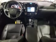 ✅ 2023 Toyota 4Runner TRD Off Road Premium • VIN: JTERU5JR4P6192581 • Lot: 89680685. Wystawiony na Copart z przebiegiem 23 077 mil. Bezpłatny archiwum sprzedaży aukcyjnych z USA i szczegółowy raport historii pojazdu na DreamBid. Zdjęcie 8.