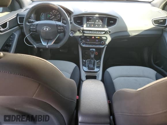 ✅ 2017 Hyundai Ioniq Blue • VIN: KMHC65LC2HU048114 • Lot: 77302014. Wystawiony na Copart z przebiegiem 292 084 mil. Bezpłatny archiwum sprzedaży aukcyjnych z USA i szczegółowy raport historii pojazdu na DreamBid. Zdjęcie 8.