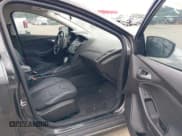 ✅ 2015 Ford Focus SE • VIN: 1FADP3F28FL231197 • Lot: 42788035. Wystawiony na IAAI z przebiegiem 83 826 mil. Bezpłatny archiwum sprzedaży aukcyjnych z USA i szczegółowy raport historii pojazdu na DreamBid. Zdjęcie 5.