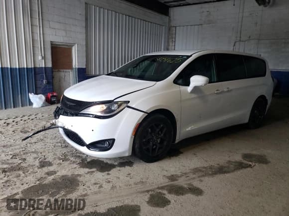 ✅ 2019 Chrysler Pacifica Touring Plus • VIN: 2C4RC1FG3KR593869 • Lot: 58751625. Wystawiony na Copart z przebiegiem 131 786 mil. Bezpłatny archiwum sprzedaży aukcyjnych z USA i szczegółowy raport historii pojazdu na DreamBid. Zdjęcie 1.