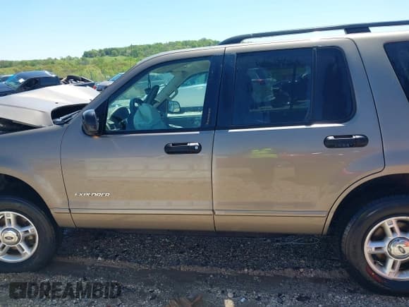 ✅ 2004 Ford Explorer XLT • VIN: 1FMZU73EX4UC06304 • Lot: 42060816. Wystawiony na IAAI z przebiegiem Nie podano. Bezpłatny archiwum sprzedaży aukcyjnych z USA i szczegółowy raport historii pojazdu na DreamBid. Zdjęcie 13.