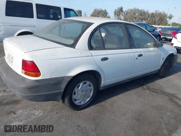 1998 Saturn SL z VIN 1G8ZF5284WZ303478, wystawiony jako IAAI lot #42946026 z przebiegiem 175 786 mil mil oraz . Historia ofert i sprzedaży dostępna na DreamBid. Obrazek 4.