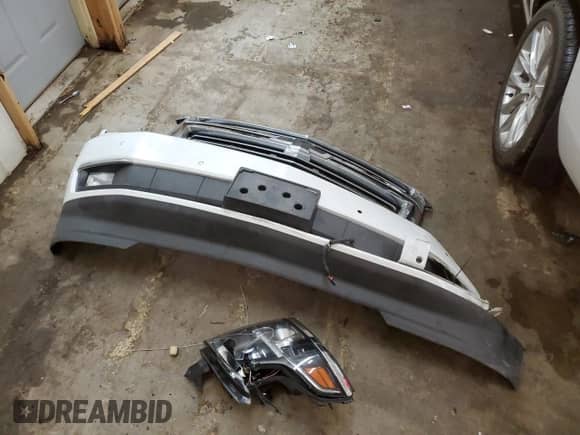 2019 Chevrolet Tahoe Premier z VIN 1GNSKCKJ9KR225873, wystawiony jako Copart lot #54562475 z przebiegiem 80 717 mil mil oraz Szkoda całkowita • Salvage title. Historia ofert i sprzedaży dostępna na DreamBid. Obrazek 13.