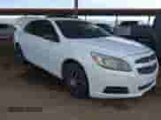 2013 Chevrolet Malibu LS z VIN 1G11B5SA8DF143372, wystawiony jako IAAI lot #43250501 z przebiegiem 249 820 mil mil oraz . Historia ofert i sprzedaży dostępna na DreamBid. Obrazek 1.