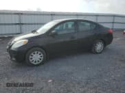 ✅ 2013 Nissan Versa S • VIN: 3N1CN7APXDL890361 • Лот: 64632525. Опубликован ранее на Copart с пробегом 184 069 миль. Бесплатный доступ к архиву аукционных продаж из США и подробный отчёт об истории автомобиля на DreamBid. Изображение 1.