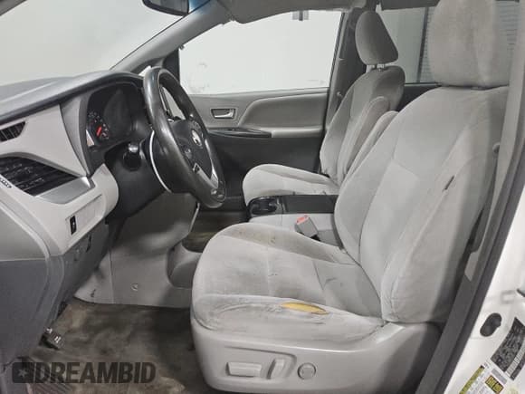 ✅ 2015 Toyota Sienna LE • VIN: 5TDJK3DC3FS115511 • Lot: 84542375. Wystawiony na Copart z przebiegiem 209 009 mil. Bezpłatny archiwum sprzedaży aukcyjnych z USA i szczegółowy raport historii pojazdu na DreamBid. Zdjęcie 7.