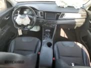 ✅ 2017 Kia Niro Touring Launch Edition • VIN: KNDCC3LC5H5068613 • Lot: 68016725. Wystawiony na Copart z przebiegiem Nie podano. Bezpłatny archiwum sprzedaży aukcyjnych z USA i szczegółowy raport historii pojazdu na DreamBid. Zdjęcie 8.