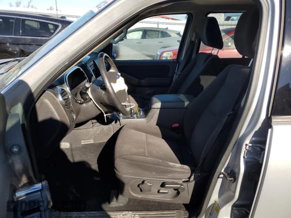 ✅ 2010 Ford Explorer XLT • VIN: 1FMEU7D85AUA36193 • Lot: 90493575. Wystawiony na Copart z przebiegiem 183 436 mil. Bezpłatny archiwum sprzedaży aukcyjnych z USA i szczegółowy raport historii pojazdu na DreamBid. Zdjęcie 7.