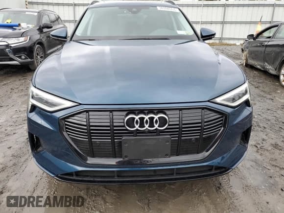 ✅ 2022 Audi e-tron Premium Plus • VIN: WA1LAAGE5NB032014 • Lot: 36308553. Wystawiony na Copart z przebiegiem 11 624 mil. Bezpłatny archiwum sprzedaży aukcyjnych z USA i szczegółowy raport historii pojazdu na DreamBid. Zdjęcie 5.