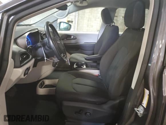 ✅ 2020 Chrysler Pacifica Touring • VIN: 2C4RC1FG0LR141864 • Lot: 71657245. Listed on Copart with 32,644 mi. Free auction sales archive from the USA and detailed vehicle history report at DreamBid. Image 7.