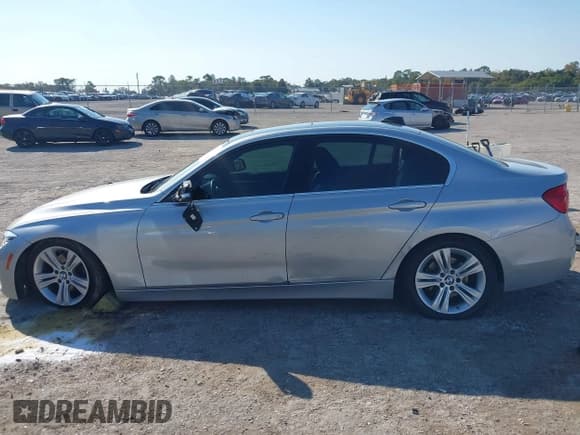 ✅ 2018 BMW 3 Series 330i xDrive • VIN: WBA8D9C52JEM33257 • Lot: 43684648. Listed on IAAI with 92,582 mi. Free auction sales archive from the USA and detailed vehicle history report at DreamBid. Image 14.