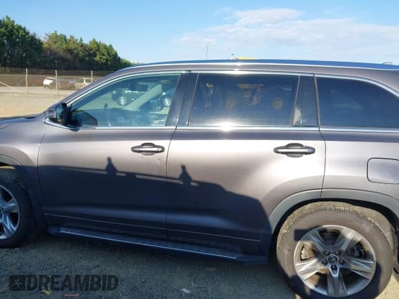 ✅ 2018 Toyota Highlander Limited Platinum • VIN: 5TDDZRFH8JS488749 • Lot: 43468401. Wystawiony na IAAI z przebiegiem 86 758 mil. Bezpłatny archiwum sprzedaży aukcyjnych z USA i szczegółowy raport historii pojazdu na DreamBid. Zdjęcie 14.