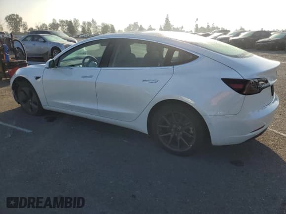 ✅ 2019 Tesla Model 3 Mid Range • VIN: 5YJ3E1EA0KF411960 • Lot: 91627825. Wystawiony na Copart z przebiegiem 19 839 mil. Bezpłatny archiwum sprzedaży aukcyjnych z USA i szczegółowy raport historii pojazdu na DreamBid. Zdjęcie 2.