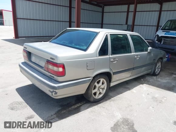 ✅ 1995 Volvo 850 • VIN: YV1LS5716S2220943 • Lot: 42968522. Wystawiony na IAAI z przebiegiem 139 101 mil. Bezpłatny archiwum sprzedaży aukcyjnych z USA i szczegółowy raport historii pojazdu na DreamBid. Zdjęcie 4.