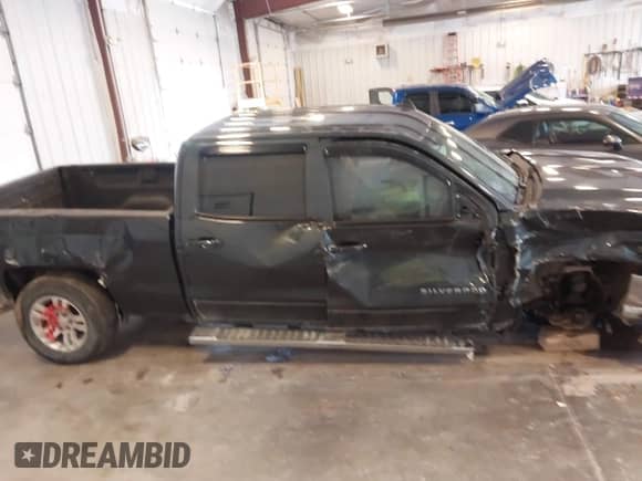 2018 Chevrolet Silverado 1500 LT z VIN 3GCUKREC0JG519095, wystawiony jako IAAI lot #43271594 z przebiegiem 108 548 mil mil oraz . Historia ofert i sprzedaży dostępna na DreamBid. Obrazek 13.