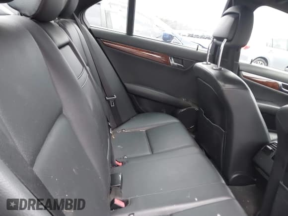 ✅ 2011 Mercedes-Benz C 300 Sport • VIN: WDDGF8BB7BR186585 • Lot: 43877923. Wystawiony na IAAI z przebiegiem 170 091 mil. Bezpłatny archiwum sprzedaży aukcyjnych z USA i szczegółowy raport historii pojazdu na DreamBid. Zdjęcie 8.