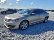 ✅ 2015 Volkswagen Passat SE • VIN: 1VWBS7A37FC015992 • Лот: 93832365. Опубликован ранее на Copart с пробегом 111 659 миль. Бесплатный доступ к архиву аукционных продаж из США и подробный отчёт об истории автомобиля на DreamBid. Изображение 1.