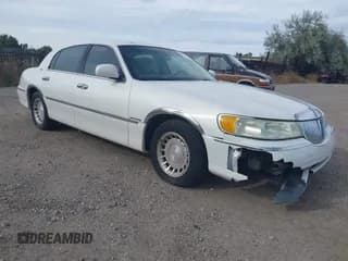 ✅ 2002 Lincoln Town Car Executive • VIN: 1LNHM81W62Y662805 • Lot: 43396126. Wystawiony na IAAI z przebiegiem 144 285 mil. Bezpłatny archiwum sprzedaży aukcyjnych z USA i szczegółowy raport historii pojazdu na DreamBid. Zdjęcie 1.