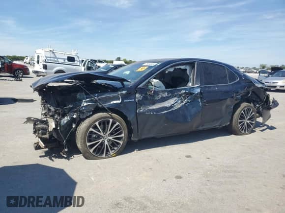 2020 Toyota Camry Hybrid SE z VIN 4T1J31AK4LU014915, wystawiony jako Copart lot #70604845 z przebiegiem 71 464 mil mil oraz Szkoda całkowita • Salvage title. Historia ofert i sprzedaży dostępna na DreamBid. Obrazek 1.