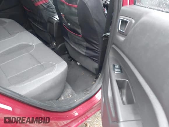 ✅ 2014 Ford Fiesta SE • VIN: 3FADP4EJ4EM160544 • Lot: 43680998. Wystawiony na IAAI z przebiegiem 89 225 mil. Bezpłatny archiwum sprzedaży aukcyjnych z USA i szczegółowy raport historii pojazdu na DreamBid. Zdjęcie 8.