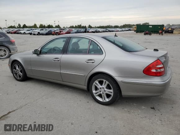 ✅ 2005 Mercedes-Benz E 500 • VIN: WDBUF83J75X170081 • Lot: 82342585. Wystawiony na Copart z przebiegiem 153 205 mil. Bezpłatny archiwum sprzedaży aukcyjnych z USA i szczegółowy raport historii pojazdu na DreamBid. Zdjęcie 2.
