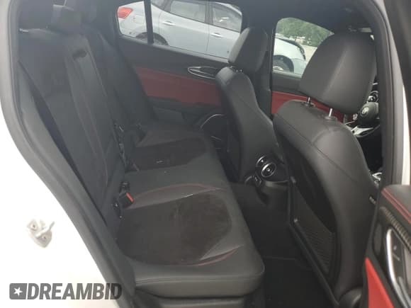 ✅ 2021 Alfa Romeo Giulia Quadrifoglio • VIN: ZARFAMEV6M7648559 • Lot: 60472794. Wystawiony na Copart z przebiegiem 22 622 mil. Bezpłatny archiwum sprzedaży aukcyjnych z USA i szczegółowy raport historii pojazdu na DreamBid. Zdjęcie 10.