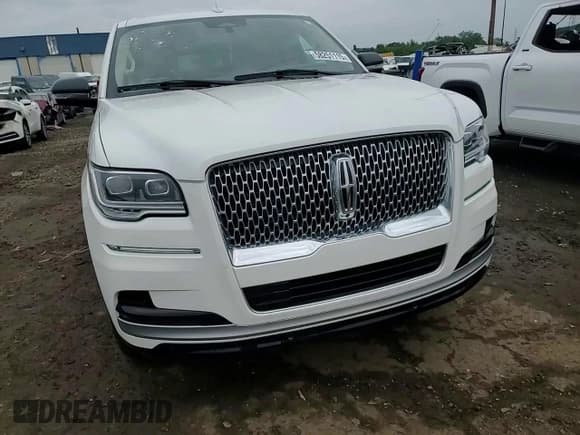 ✅ 2022 Lincoln Navigator Reserve • VIN: 5LMJJ2LT6NEL04181 • Lot: 58251115. Listed on Copart with 4,965 mi. Free auction sales archive from the USA and detailed vehicle history report at DreamBid. Image 14.