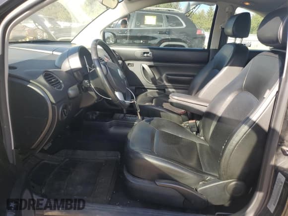 ✅ 2010 Volkswagen Beetle • VIN: 3VWRW3AG2AM026971 • Lot: 84208475. Wystawiony na Copart z przebiegiem 42 848 mil. Bezpłatny archiwum sprzedaży aukcyjnych z USA i szczegółowy raport historii pojazdu na DreamBid. Zdjęcie 7.