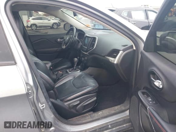 ✅ 2014 Jeep Cherokee Trailhawk • VIN: 1C4PJMBS7EW127804 • Lot: 43568411. Wystawiony na IAAI z przebiegiem 185 120 mil. Bezpłatny archiwum sprzedaży aukcyjnych z USA i szczegółowy raport historii pojazdu na DreamBid. Zdjęcie 5.