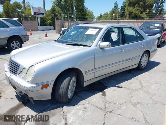 ✅ 2000 Mercedes-Benz E 320 • VIN: WDBJF65J6YB153682 • Lot: 42858766. Listed on IAAI with 182,326 mi. Free auction sales archive from the USA and detailed vehicle history report at DreamBid. Image 2.
