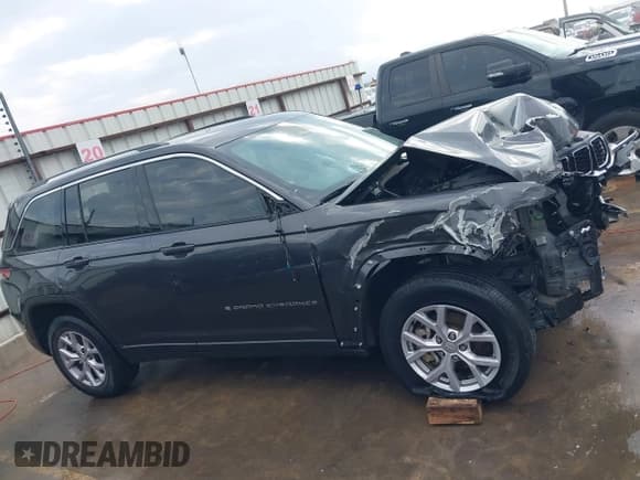 ✅ 2022 Jeep Grand Cherokee Limited • VIN: 1C4RJGBG6N8570889 • Lot: 43619734. Listed on IAAI with 42,039 mi. Free auction sales archive from the USA and detailed vehicle history report at DreamBid. Image 14.