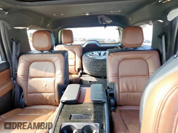 ✅ 2024 Lincoln Navigator Reserve • VIN: 5LMJJ2LG7REL04196 • Lot: 60986505. Wystawiony na Copart z przebiegiem 15 809 mil. Bezpłatny archiwum sprzedaży aukcyjnych z USA i szczegółowy raport historii pojazdu na DreamBid. Zdjęcie 10.