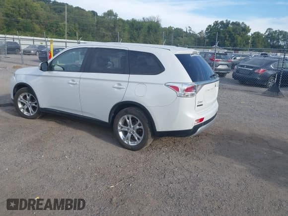 ✅ 2015 Mitsubishi Outlander SE • VIN: JA4AZ3A30FZ008232 • Lot: 43342776. Listed on IAAI with 114,298 mi. Free auction sales archive from the USA and detailed vehicle history report at DreamBid. Image 3.