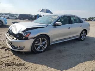 ✅ 2015 Volkswagen Passat SE • VIN: 1VWBS7A34FC004741 • Лот: 80783475. Опубликован ранее на Copart с пробегом 116 237 миль. Бесплатный доступ к архиву аукционных продаж из США и подробный отчёт об истории автомобиля на DreamBid. Изображение 1.