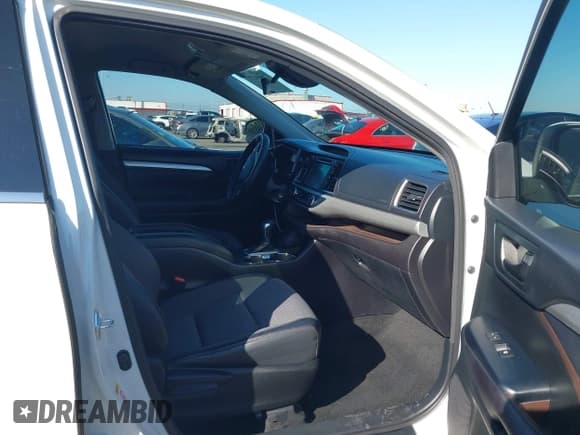 ✅ 2017 Toyota Highlander LE • VIN: 5TDZZRFH8HS190721 • Lot: 43401271. Wystawiony na IAAI z przebiegiem 160 834 mil. Bezpłatny archiwum sprzedaży aukcyjnych z USA i szczegółowy raport historii pojazdu na DreamBid. Zdjęcie 5.